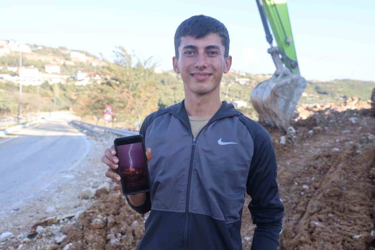 Hatay’da Şimşekleri Çekerken Yıldırımdan Dolayı Panik Yaşandı