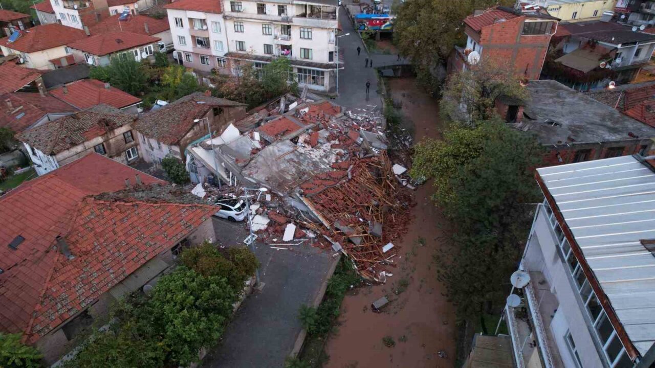 Balıkesir'in Sındırgı ilçesinde gece meydana gelen 6.1 büyüklüğündeki deprem ciddi