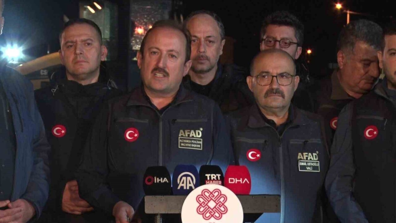 Balıkesir'in Sındırgı ilçesinde 6.1 büyüklüğündeki depremin ardından 100 konteyner kuruldu,