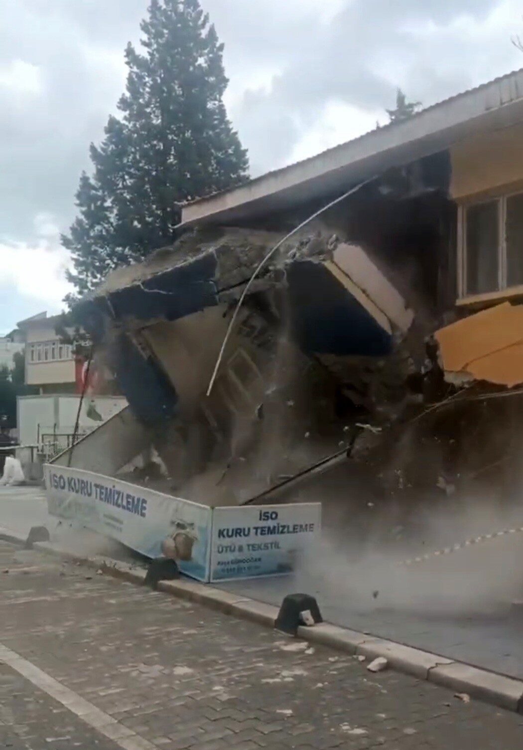 Balıkesir'in Sındırgı ilçesinde, 6.1 büyüklüğündeki depremin etkisiyle hasar gören bir