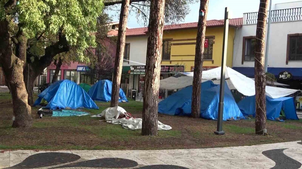 Balıkesir’in Sındırgı ilçesinde meydana gelen 6.1 büyüklüğündeki deprem sonrası, geceyi