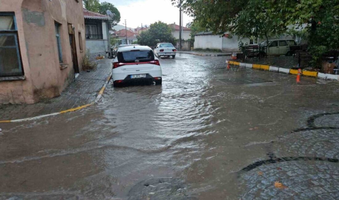 Balıkesir’in Sındırgı ilçesinde etkili sağanak yağış, caddelerde su birikintilerine yol