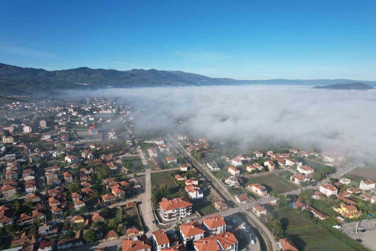 Balıkesir’in Sındırgı ilçesi, 27 Ekim’deki depremin ardından yoğun sisle kaplandı.