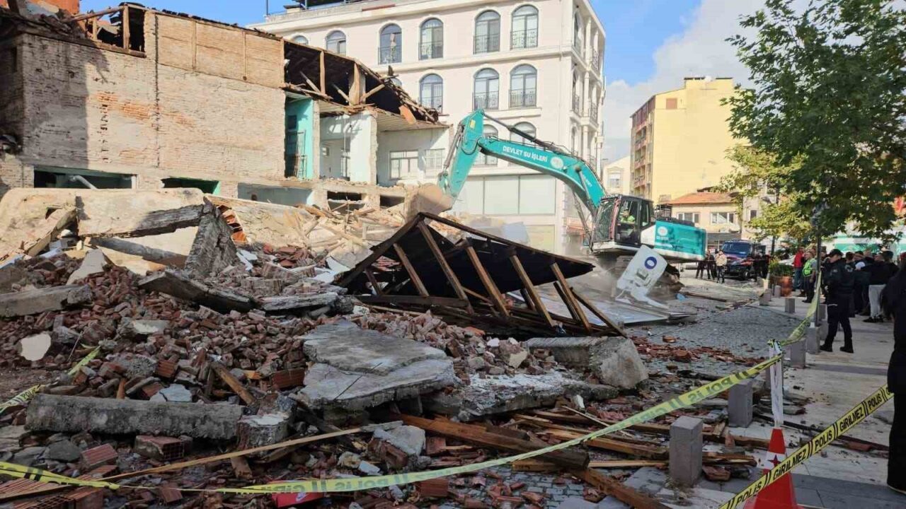 Balıkesir Sındırgı'da 6.1 büyüklüğündeki deprem sonrası yıkılan binaların enkaz kaldırma