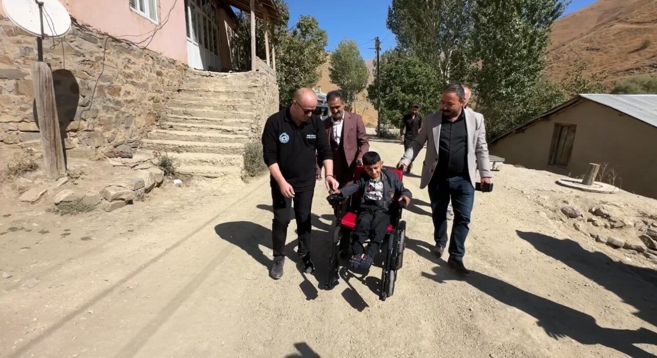 Hakkari’nin Yüksekova ilçesindeki Çobanpınar köyünde yaşayan Doğan (13) ve Musa