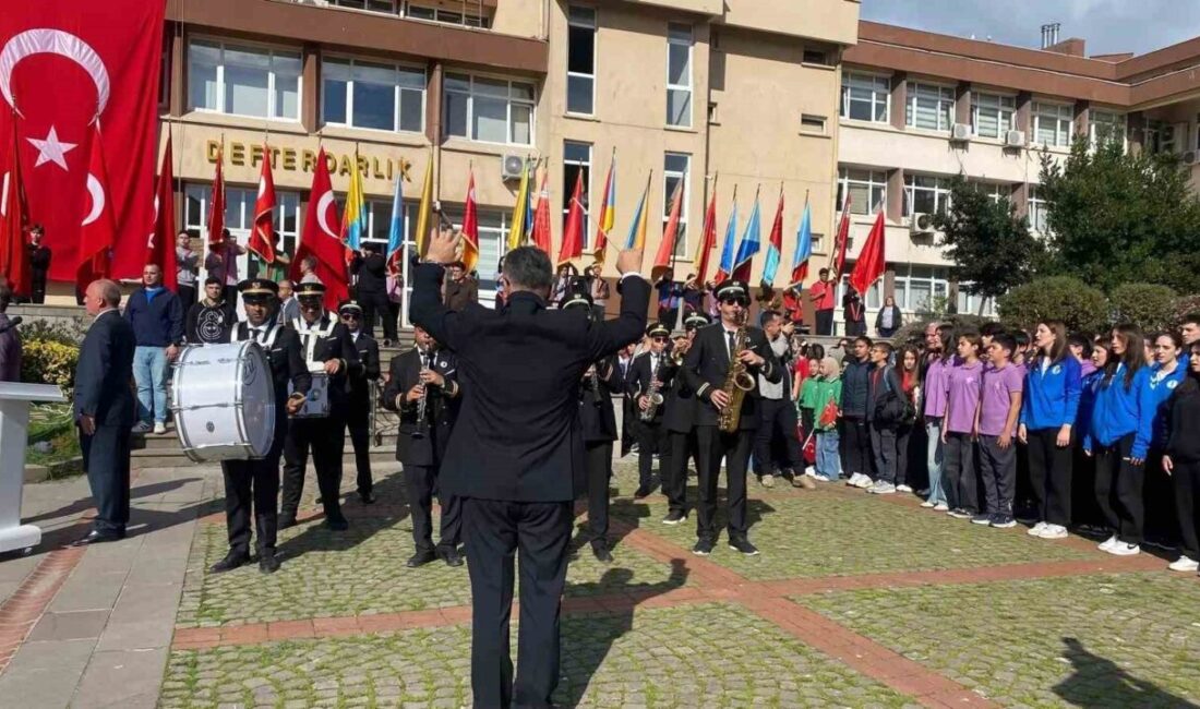 Sinop’ta Cumhuriyet Bayramı Çelenk Sunma Töreni Gerçekleşti Sinop'ta Cumhuriyet Bayramı'nın 102. yıl dönümü dolayısıyla Hükümet Meydanı'nda çelenk
