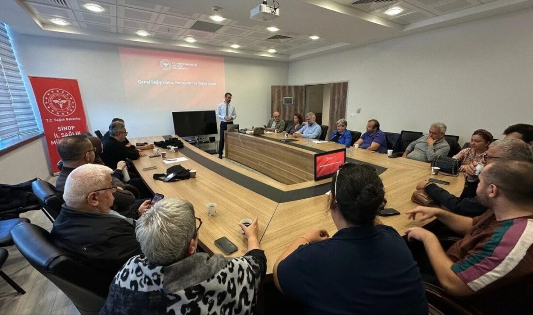 Sinop’ta, Aile Hekimlerine Yönelik Bağışıklama Eğitimi Düzenlendi Sinop'ta aile hekimlerine yönelik düzenlenen "bağışıklama" toplantısında Uzm. Dr. Selim