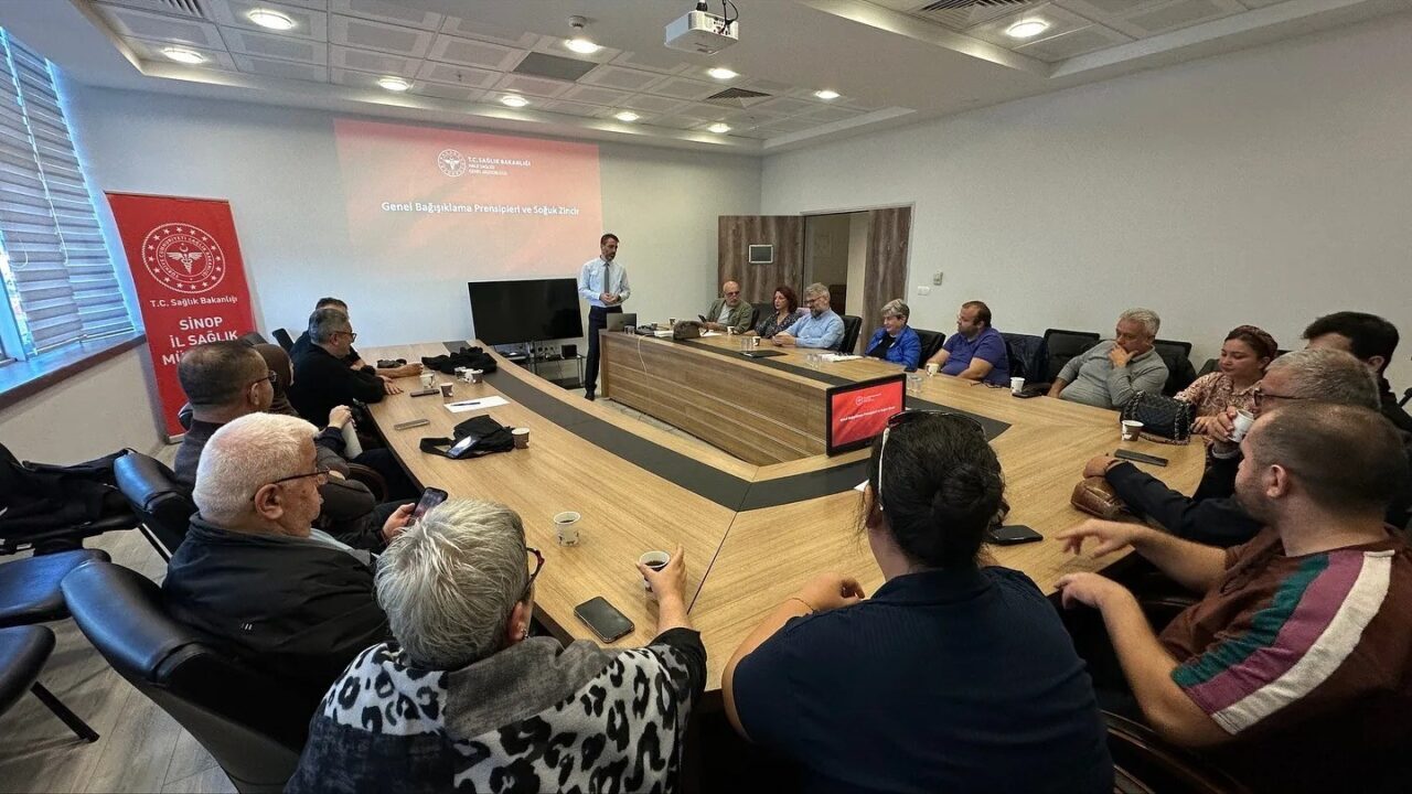 Sinop'ta aile hekimlerine yönelik düzenlenen "bağışıklama" toplantısında Uzm. Dr. Selim