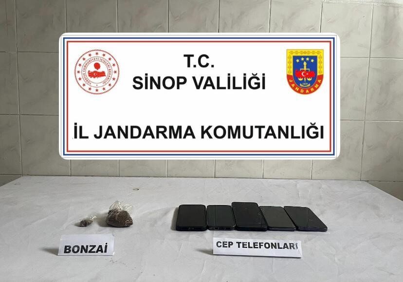 Sinop'un Durağan ilçesinde jandarma ekipleri, uyuşturucu satıcılarına yönelik operasyonda 16,89