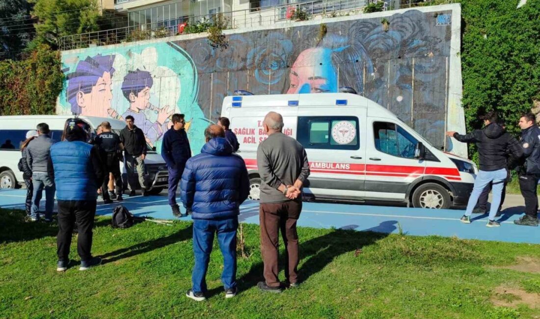 Sinop'ta, Enver Bahadır Caddesi'ndeki sahilde denize giren 65 yaşındaki Bülent