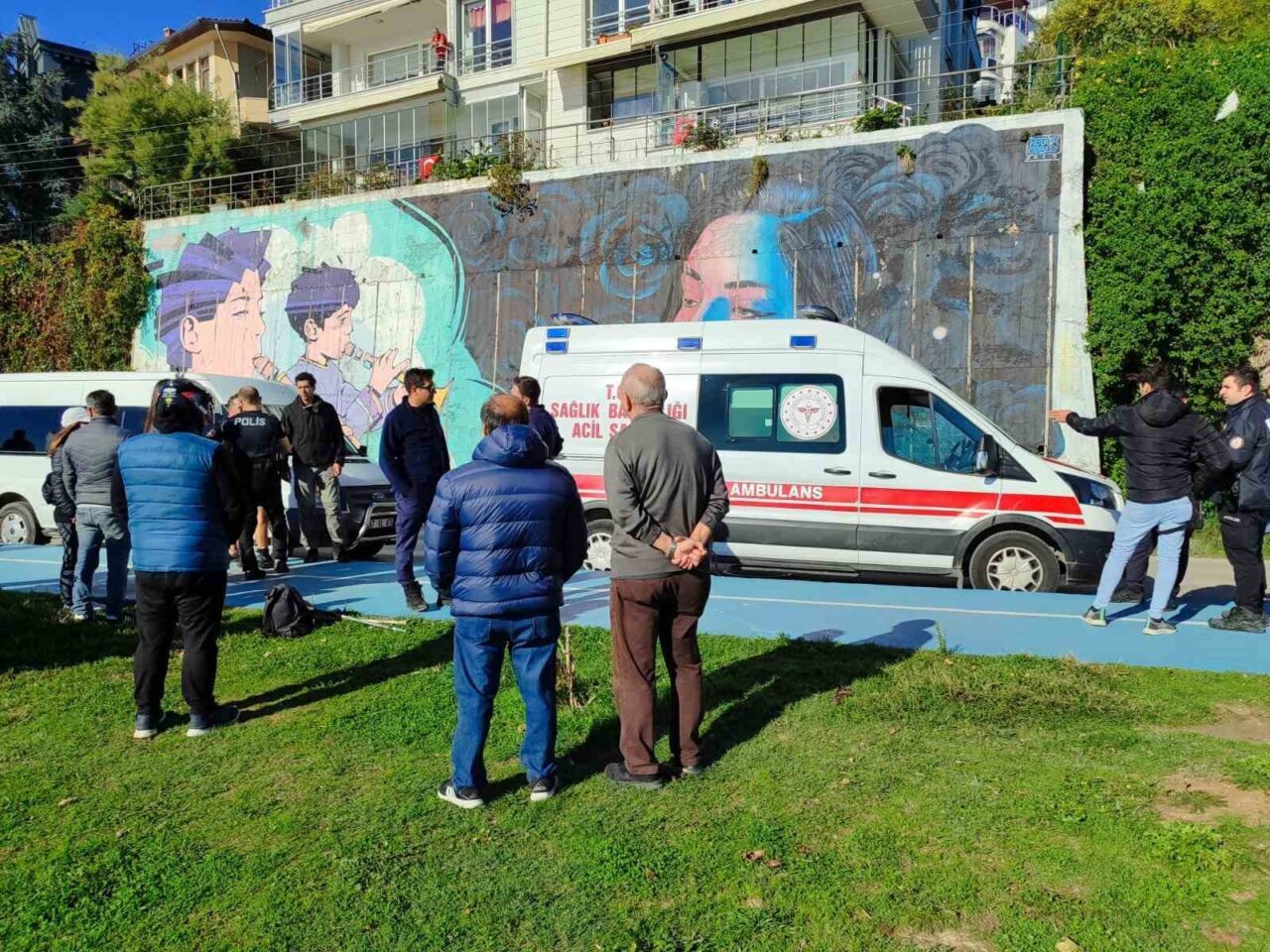 Sinop'ta, Enver Bahadır Caddesi'ndeki sahilde denize giren 65 yaşındaki Bülent