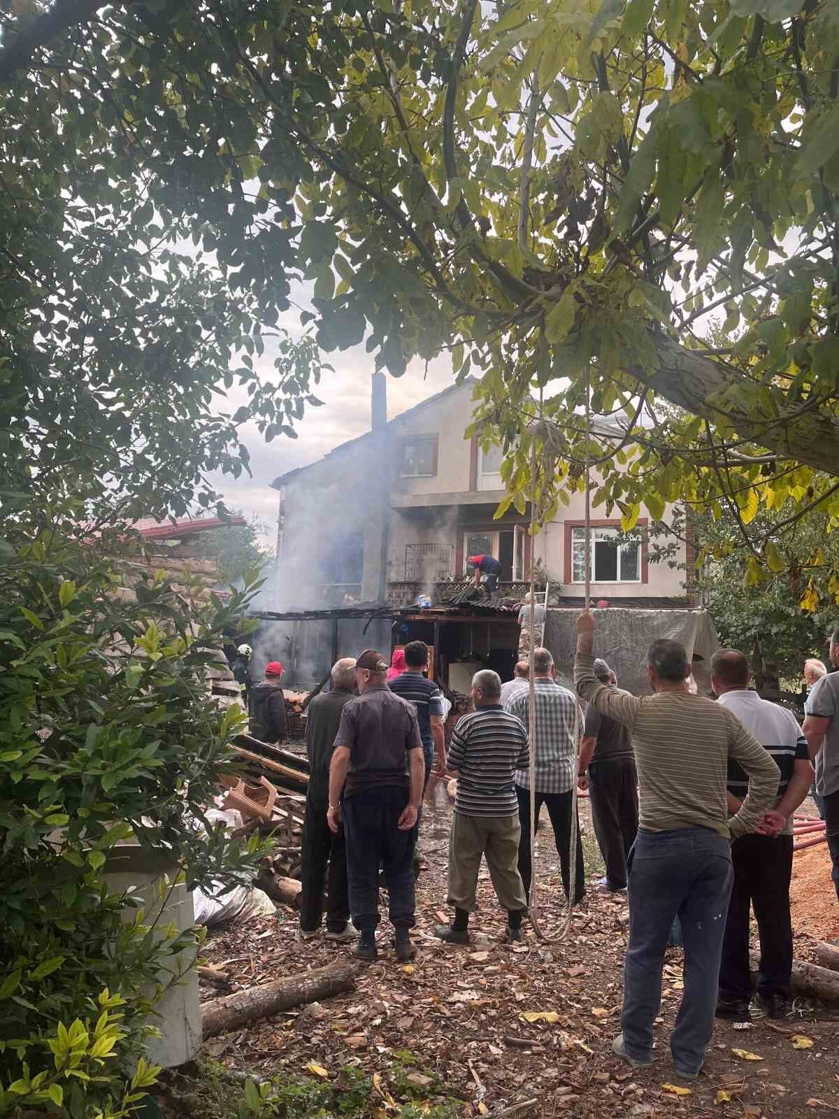 Sinop'un Taşmanlı köyünde Hasan Demir'e ait bir evde çıkan yangın,