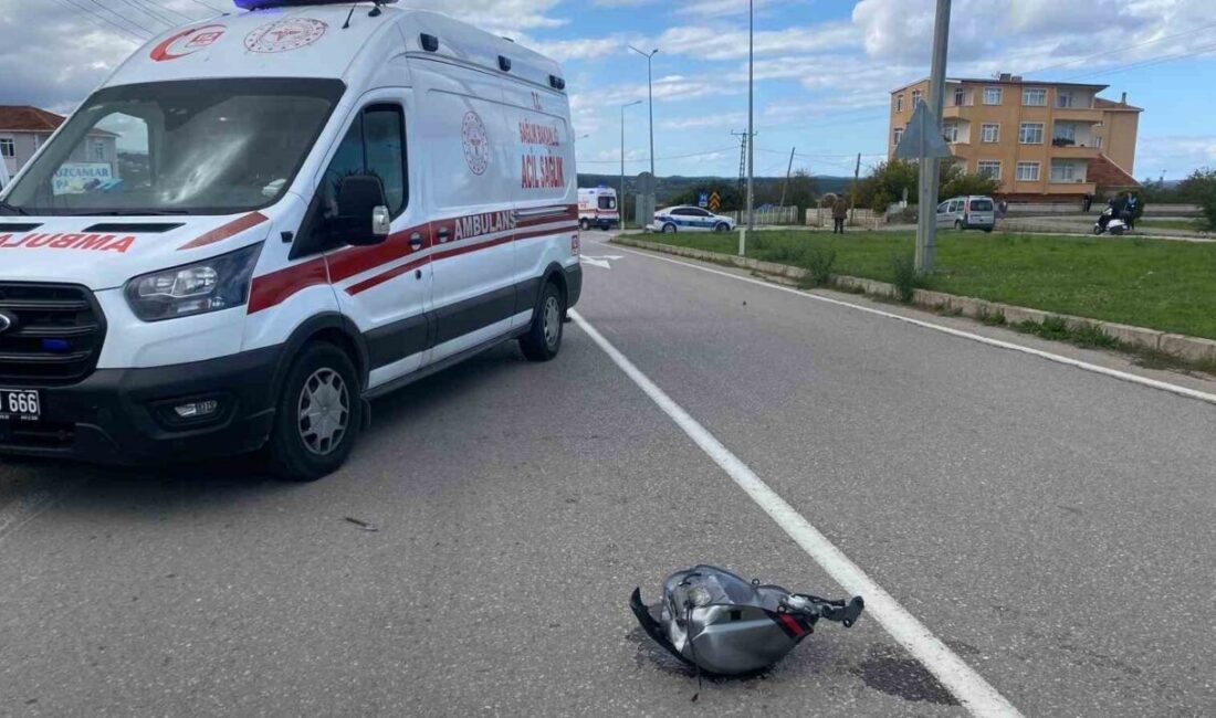 Sinop'ta Otogar Kavşağı'nda hafif ticari aracın dönüşü sırasında iki motosikletle