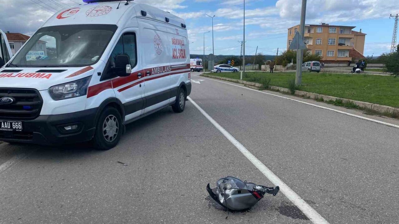 Sinop'ta Otogar Kavşağı'nda hafif ticari aracın dönüşü sırasında iki motosikletle