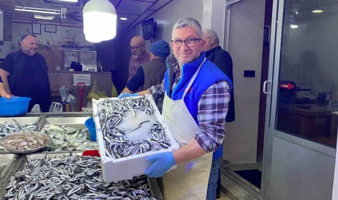 Sinop’ta Hamsi Avında Bolluk, Fiyatlar Düşmeye Başladı Sinop'ta av sezonunun açılmasıyla hamsi tezgahlarda bolca yer alıyor. Balıkçı