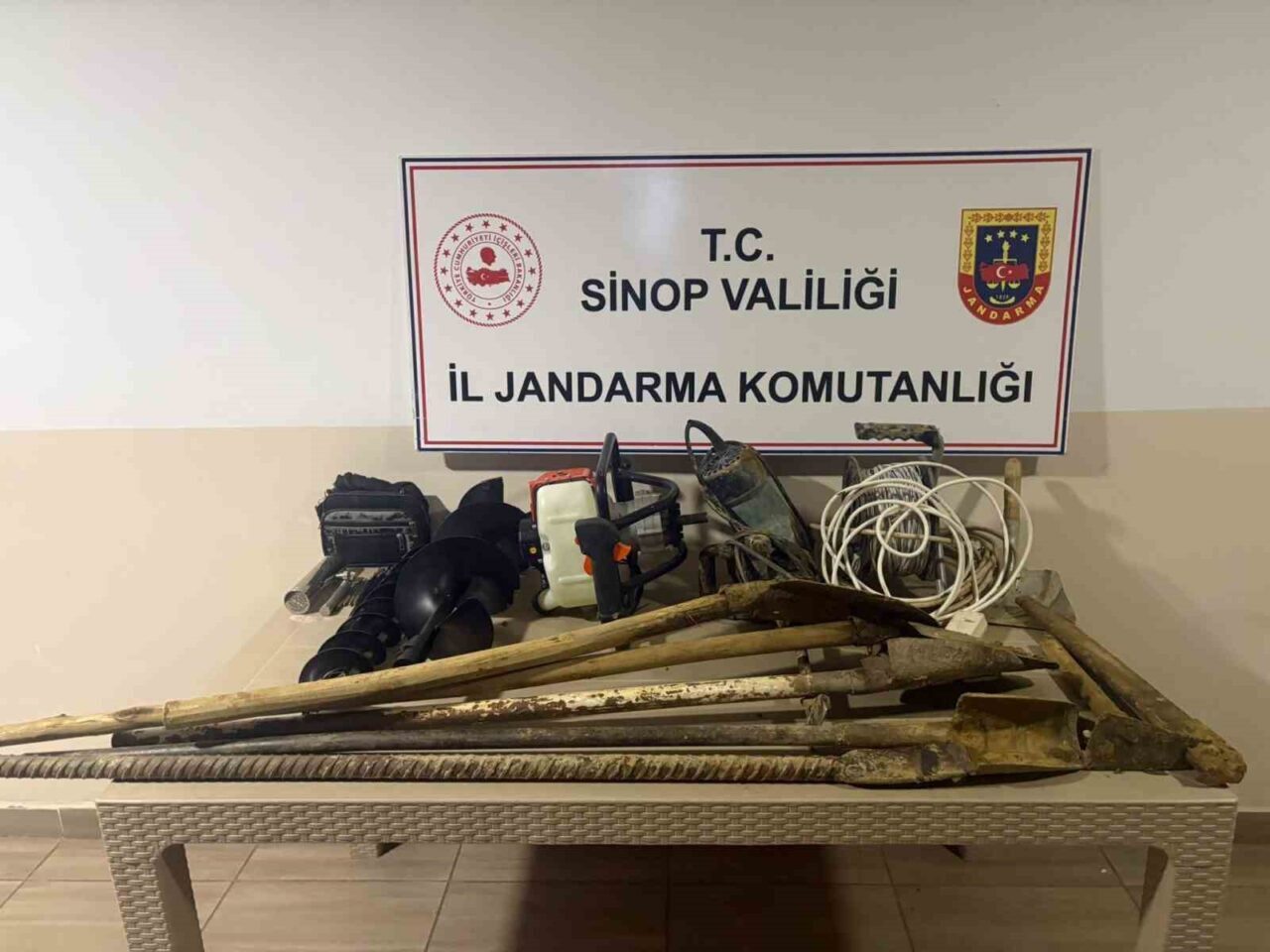 Sinop'un Erfelek ilçesinde jandarma ekipleri, kaçak kazı yapan 8 kişiyi
