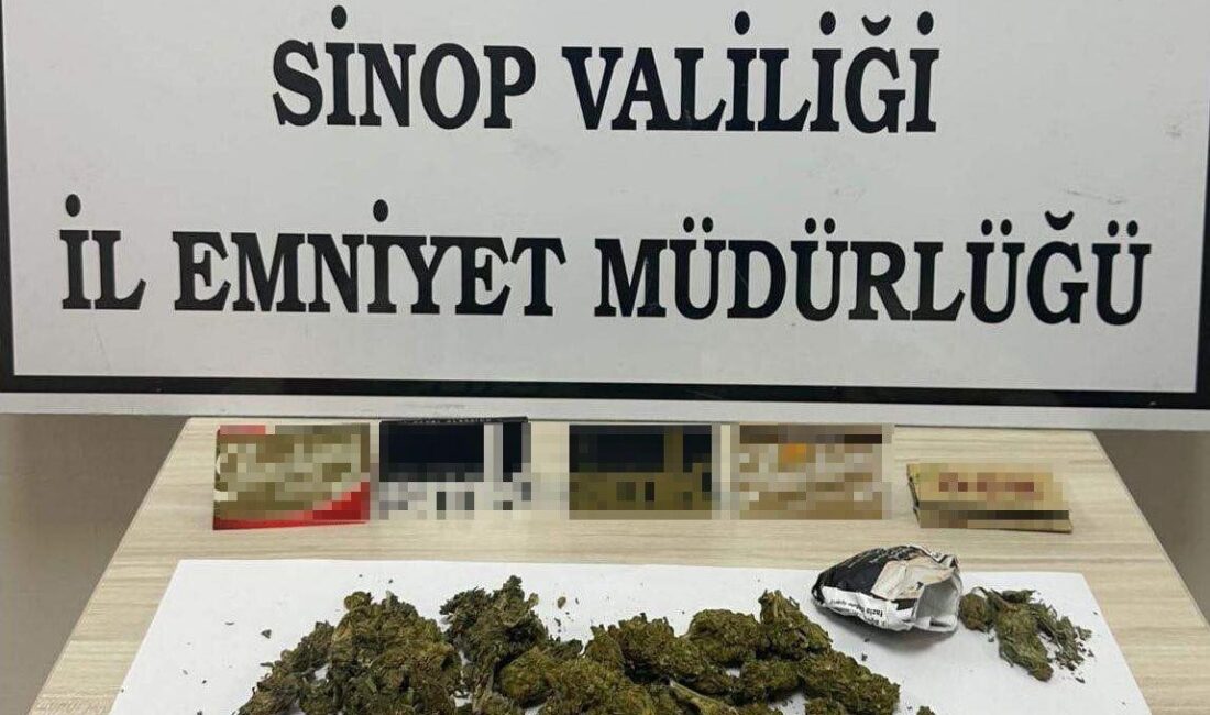 Sinop’ta Uyuşturucu Operasyonu: 2 Şüpheli Gözaltında, Skunk ve Metamfetamin Ele Geçirildi Sinop'ta düzenlenen uyuşturucu operasyonunda, Narkotik Suçlarla Mücadele Şube Müdürlüğü ekipleri