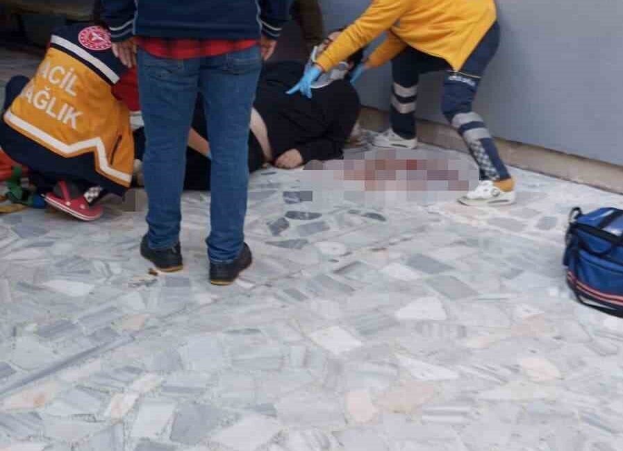 Sinop’ta Apartmandan Düşen Genç Hastaneye Sevk Edildi Sinop'un Gelincik Mahallesi'nde Furkan isimli genç, bir apartmanın 4. katından