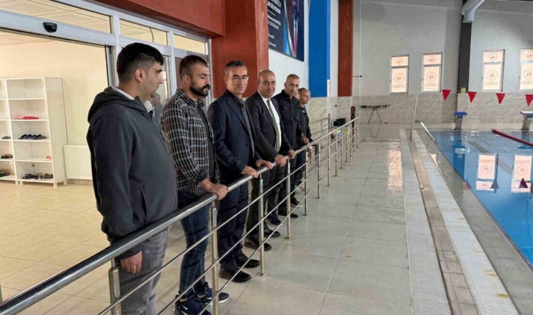 Şırnak İl Müdürü Din, Uludere’deki Spor Tesislerini İnceleyip Kaymakam ve Belediye Başkanına Forma Hediye Etti Şırnak Gençlik ve Spor İl Müdürü Fedai Din, Uludere ilçesindeki