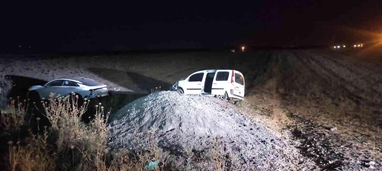 Şırnak'ın Silopi ve Cizre ilçeleri arasında, iki aracın manevra yaparken