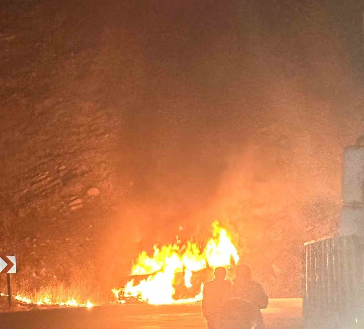 Şırnak'ın Uludere ilçesinde seyir halindeki bir araç, motor kısmından alev
