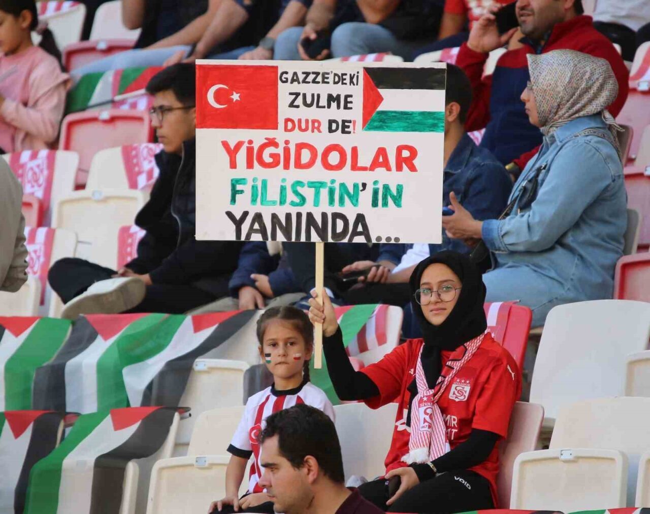 Sivasspor taraftarları, Serikspor maçı öncesi stadyumu doldurarak takımlarına destek verirken,