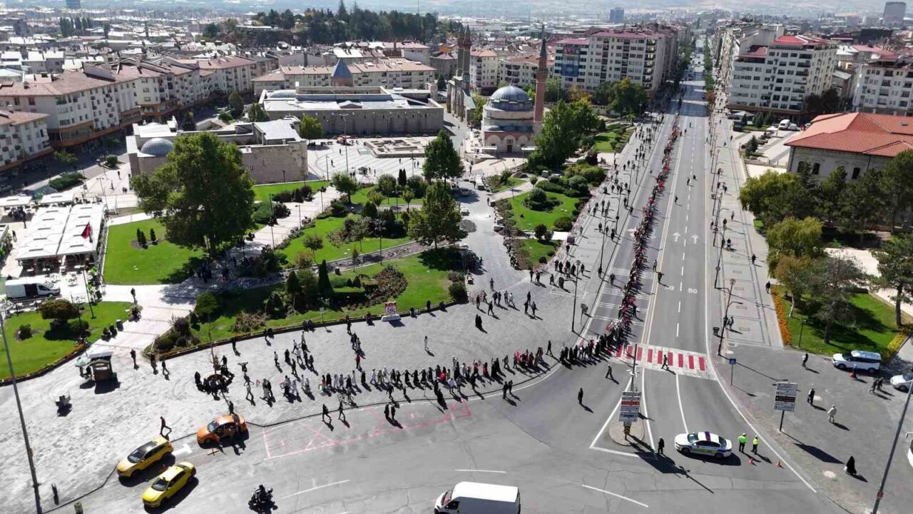 Sivas’ta kadınlar, Gazze’deki insani dramı protesto etmek amacıyla sessiz bir