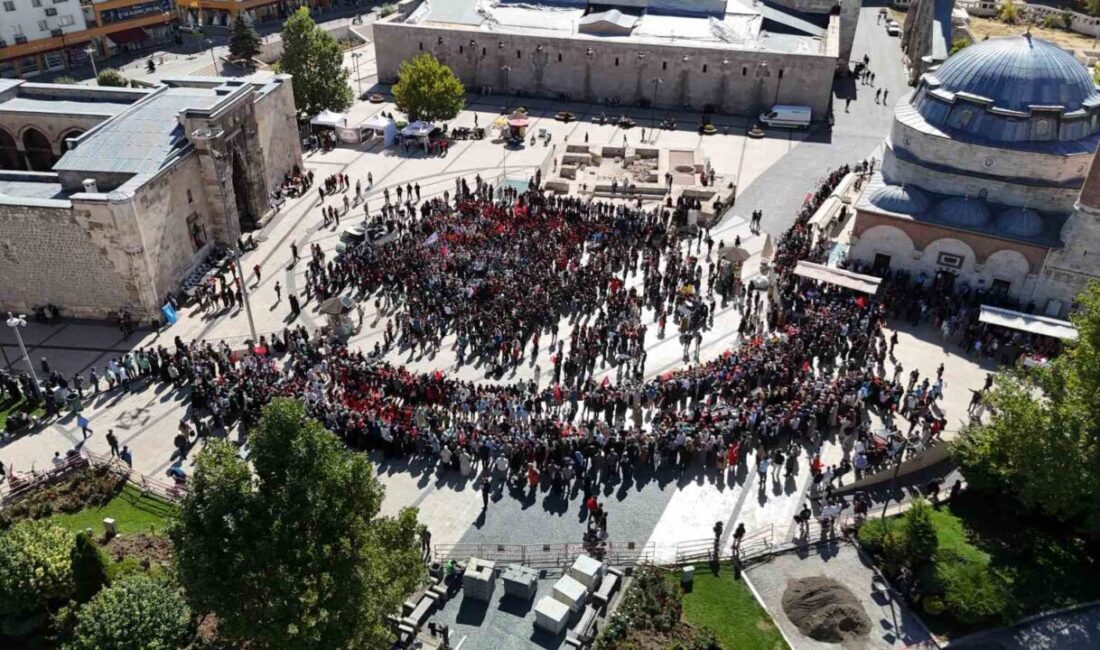 Sivas'ta bir araya gelen yüzlerce öğrenci, Gazze'deki saldırıları kınayarak Filistin'e