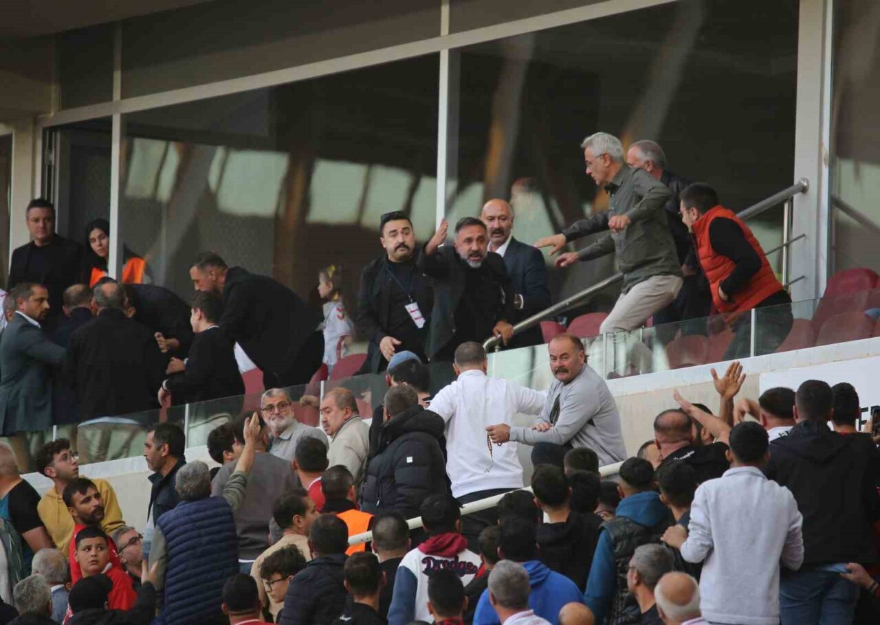 Özbelsan Sivasspor Başkanı Gökhan Karagöl, Serik Spor karşılaşmasının sonunda taraftarların