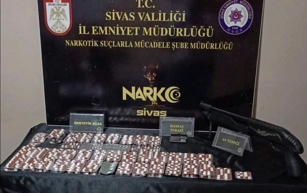 Sivas’ta Narkotik Operasyonu: 4 Uyuşturucu Taciri Tutuklandı Sivas'ta düzenlenen narkotik operasyonunda 5 kişi gözaltına alındı. Aramalarda 1.082