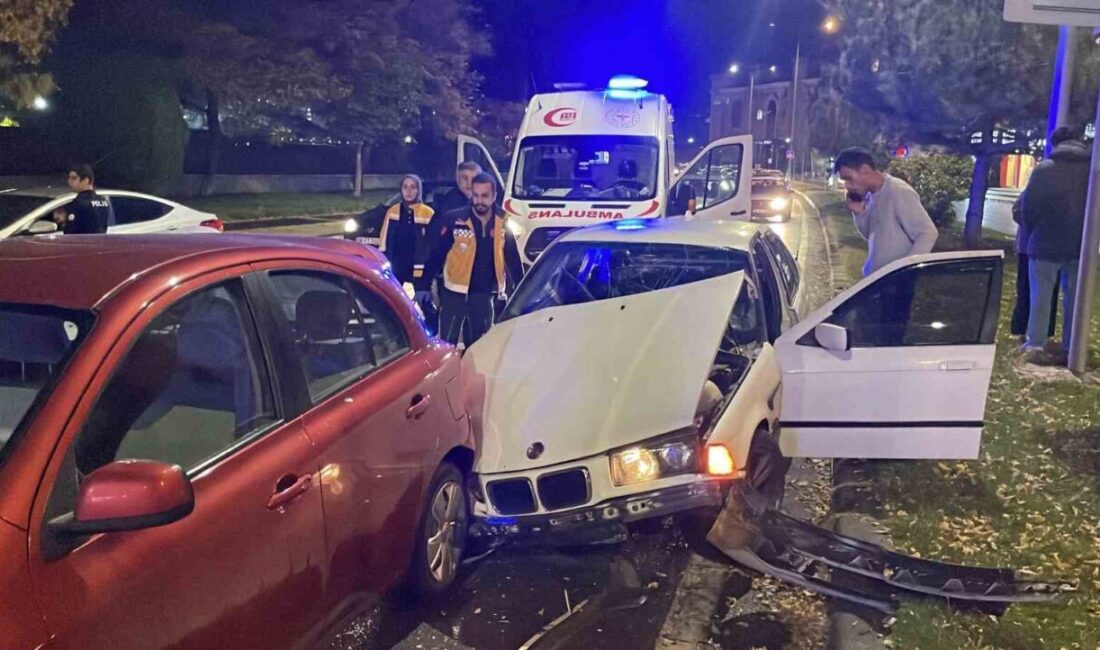 Sivas’ta zincirleme trafik kazasında bir kişi yaralandı, beş araç hasar gördü Sivas-Kayseri karayolunda meydana gelen zincirleme kazada E.E. yönetimindeki BMW, kırmızı