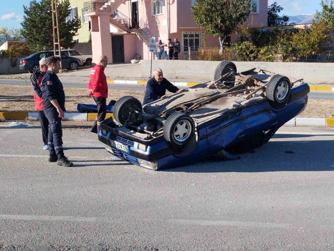 Sivas'ın Suşehri ilçesinde iki otomobilin çarpışması sonucu bir araç takla