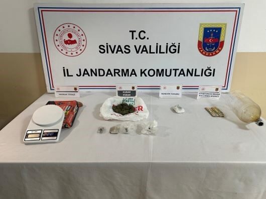 Sivas'ta jandarma, bir kişinin evinde yaptığı aramada uyuşturucu maddeler ve