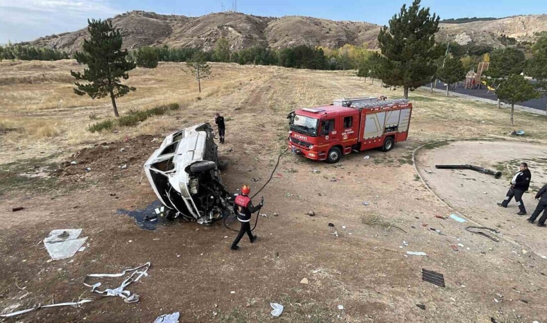 Sivas’ta kontrolden çıkan minibüs, istinat duvarından düşerek devrildi; 4 kişi yaralandı. Sivas'ta direksiyon hakimiyetini kaybeden minibüs, istinat duvarından devrildi. F.K., M.K.,