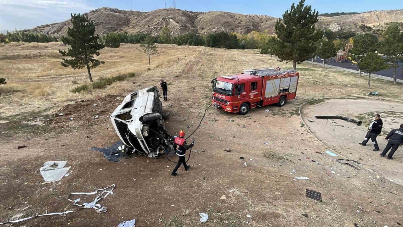 Sivas'ta direksiyon hakimiyetini kaybeden minibüs, istinat duvarından devrildi. F.K., M.K.,