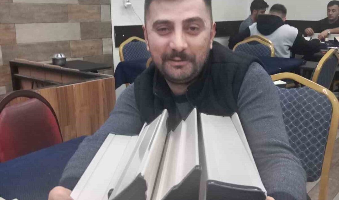 Sivas’ta Okey Rekabeti Davul Zurnalı Kutlamayla Taçlandı Sivas'ta uzun süren okey rekabeti, Muhammed Mustafa Özsoy'un Melih Gülşafak'ı