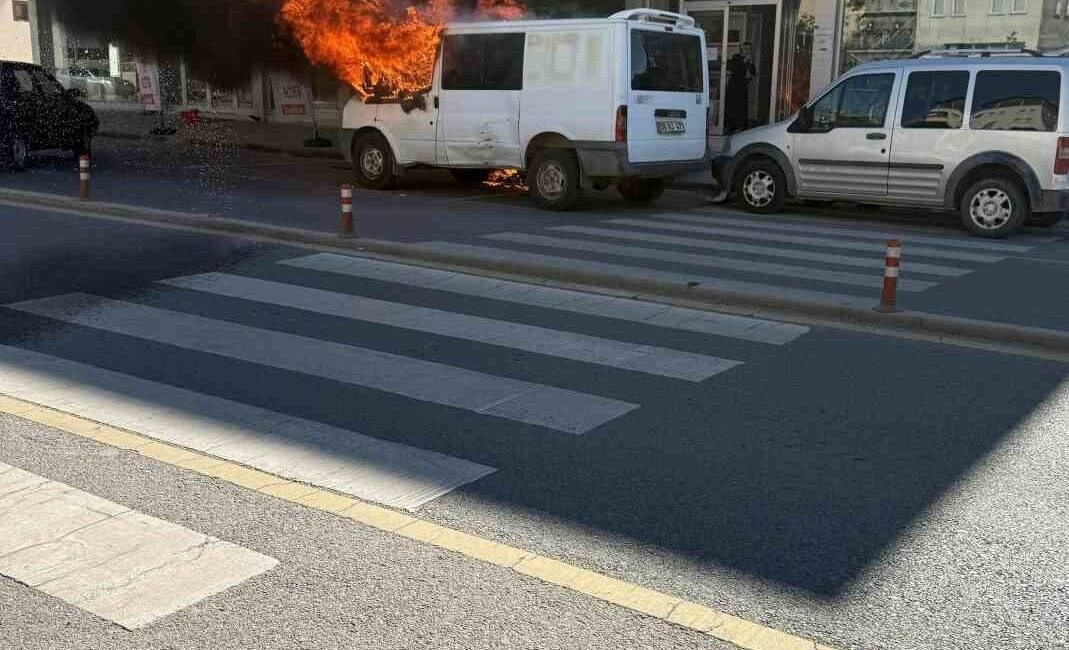 Sivas'ta Gültekin Mahallesi'nde park halindeki 58 HJ 471 plakalı minibüs