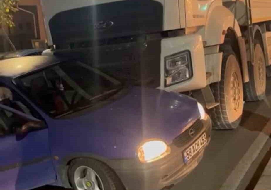 Sivas'ta Huzur Mahallesi'nde bir kamyon, ilerleyen bir otomobile çarparak sürücüyü