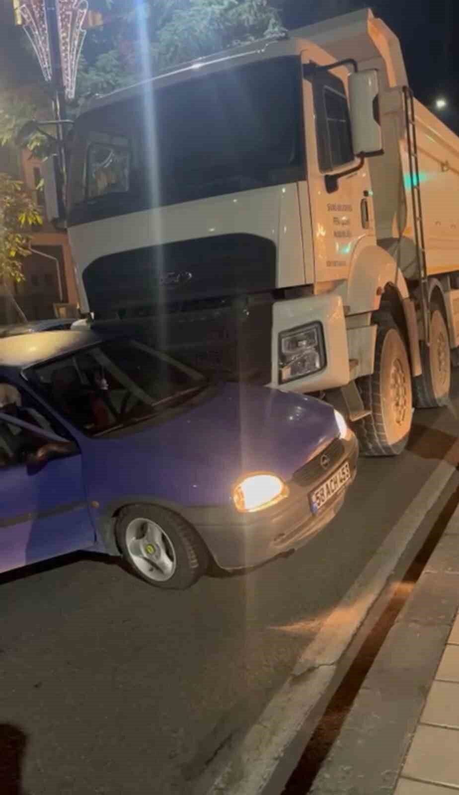 Sivas'ta Huzur Mahallesi'nde bir kamyon, ilerleyen bir otomobile çarparak sürücüyü