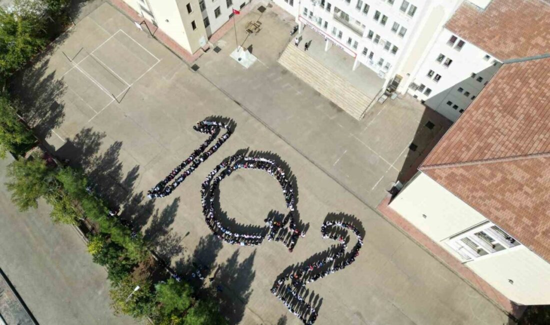 Siverek’teki Lise Öğrencileri, Cumhuriyetin 102. Yılını Etkileyici Koreografi ile Kutladı Şanlıurfa'nın Siverek ilçesindeki Şehit Ali Öztürk Anadolu Lisesi öğrencileri, Cumhuriyetin