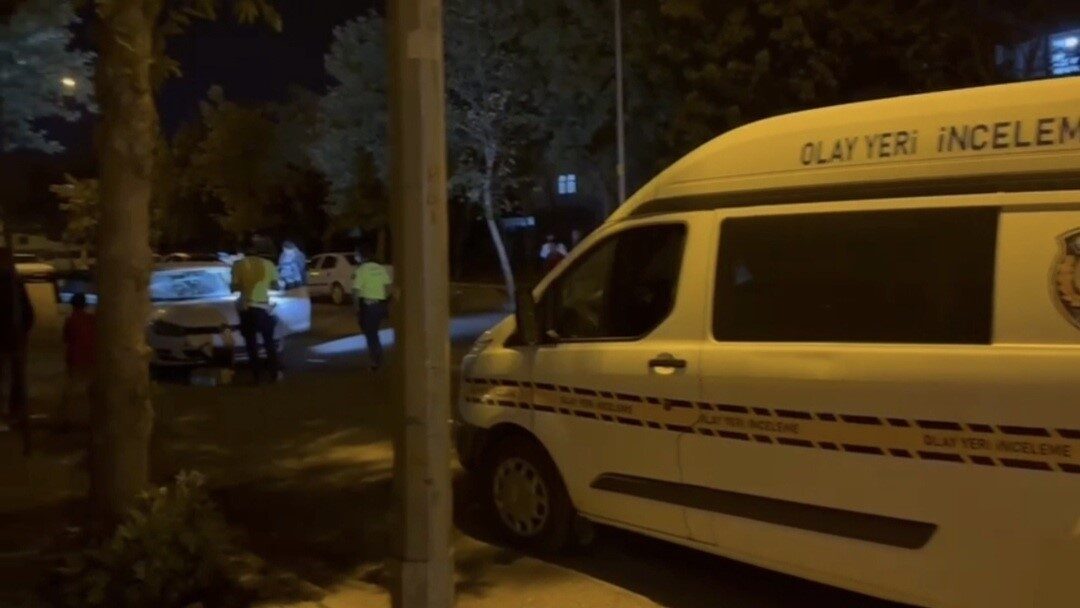 Şanlıurfa'nın Siverek ilçesinde bir araç, yolun karşısına geçmeye çalışan 40
