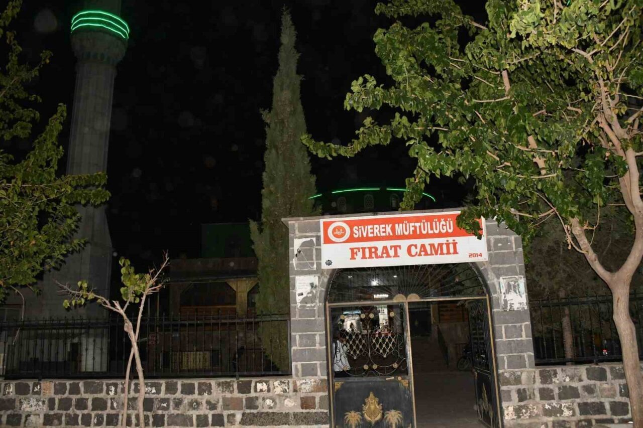 Şanlıurfa'nın Siverek ilçesinde, Fırat Camisi'nin bahçesinde gömülü bir bebek cesedi