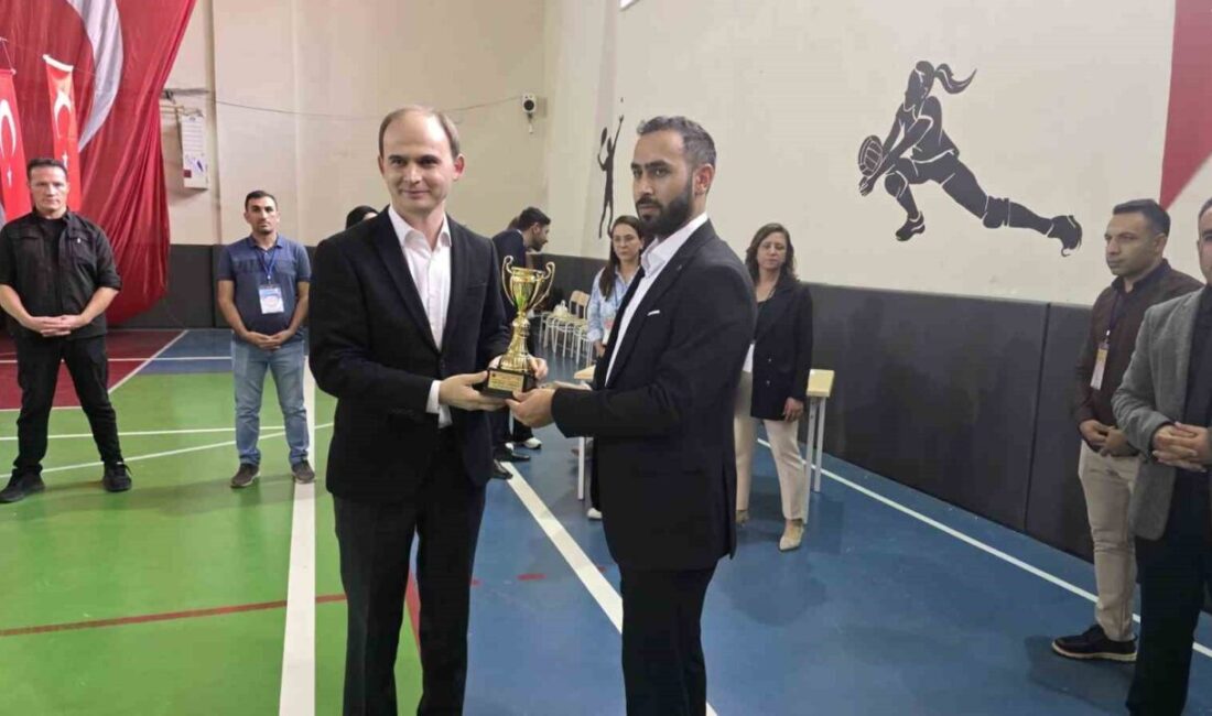 Siverek’te Cumhuriyet’in 102. Yılı İçin Liseler Arası Zeka Oyunları Turnuvası Düzenlendi Şanlıurfa’nın Siverek ilçesinde düzenlenen Cumhuriyet Turnuvası’na 9 lise ve 40