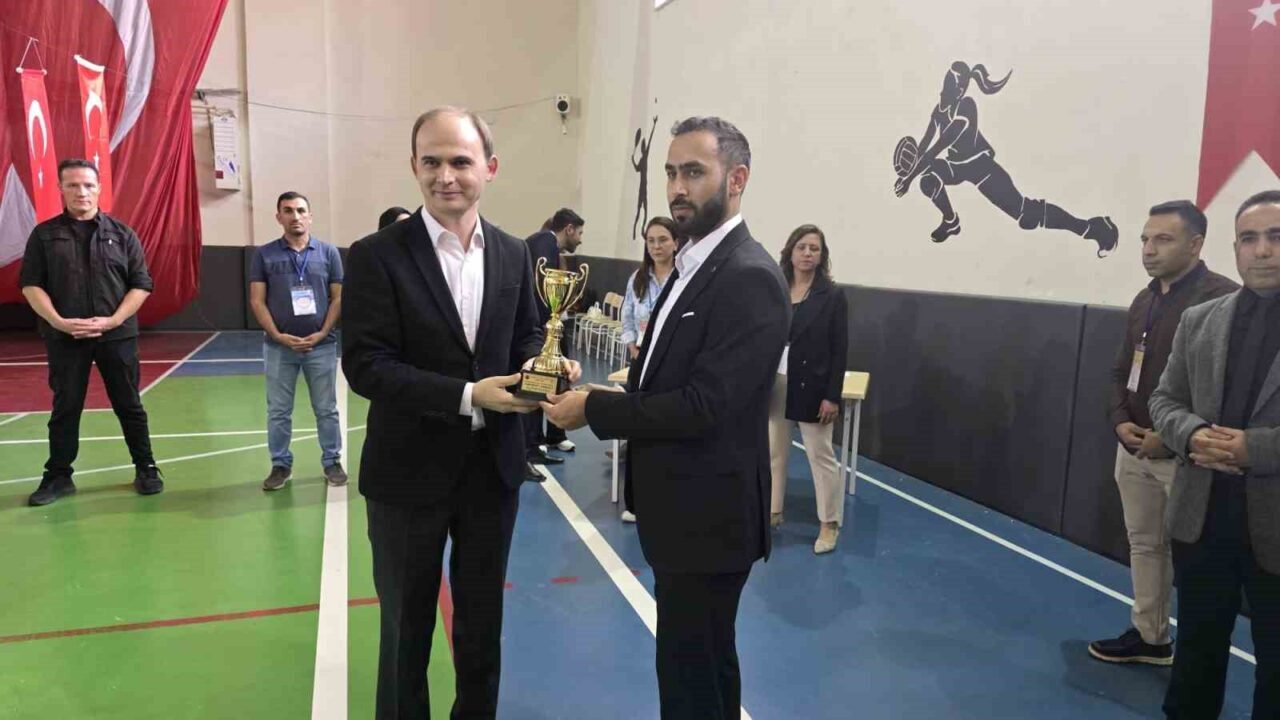 Şanlıurfa’nın Siverek ilçesinde düzenlenen Cumhuriyet Turnuvası’na 9 lise ve 40