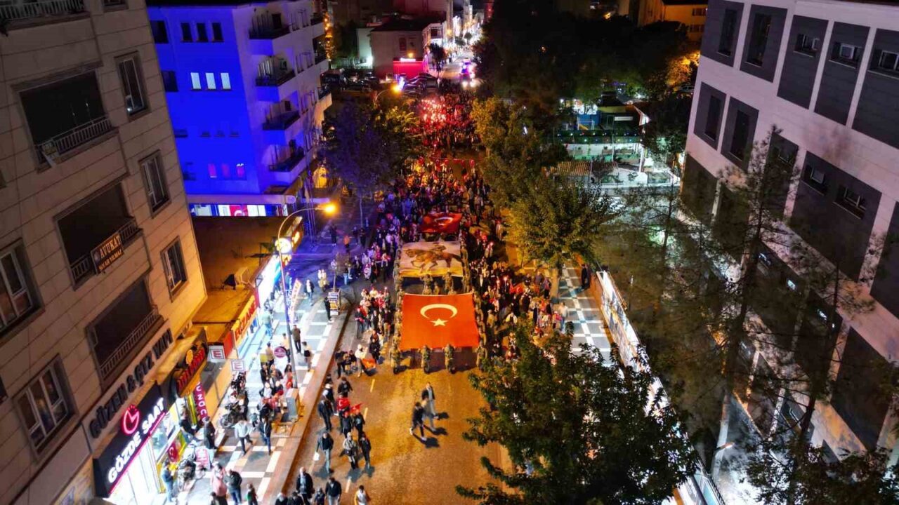 Şanlıurfa'nın Siverek ilçesinde 29 Ekim Cumhuriyet Bayramı şerefine fener alayı