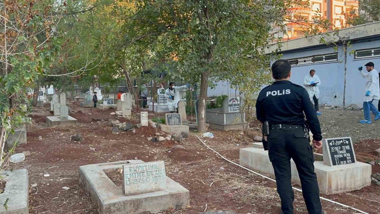 Şanlıurfa'nın Siverek ilçesindeki mezarlıkta, K.S. tarafından bulunan bebek cesedi, sokak