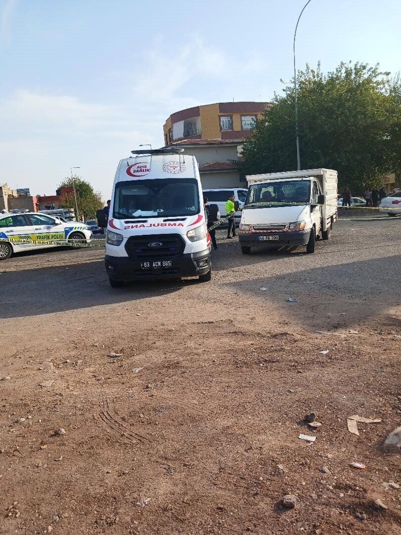 Şanlıurfa'nın Siverek ilçesinde, Bağlar Mahallesi'nde bir motosiklet, pikap ile çarpıştı.