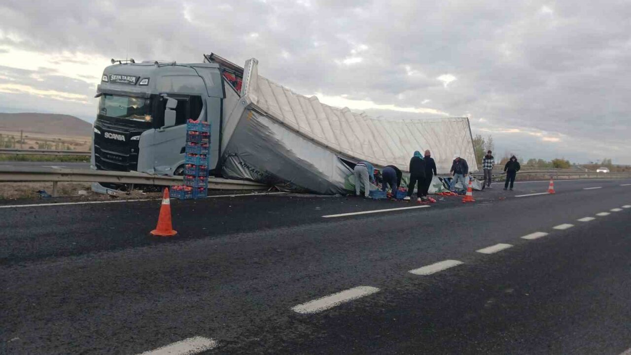Eskişehir'in Sivrihisar ilçesinde sebze yüklü bir tır, direksiyon hakimiyetinin kaybolması