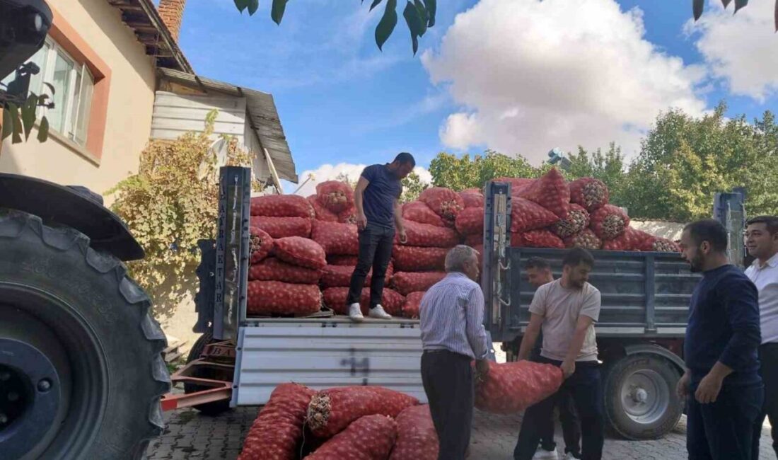 Sivrihisar’da Çiftçiler Elde Ettikleri Ürünlerin Zekatını Müftülüğe Teslim Etti Eskişehir'in Sivrihisar ilçesinde çiftçiler Adem Balçık ve Hacıalihan Oğulları, tarlalarındaki