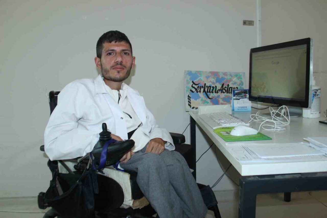 27 yaşındaki Serkan Arslan, doğuştan SMA hastası olmasına rağmen, psikolog